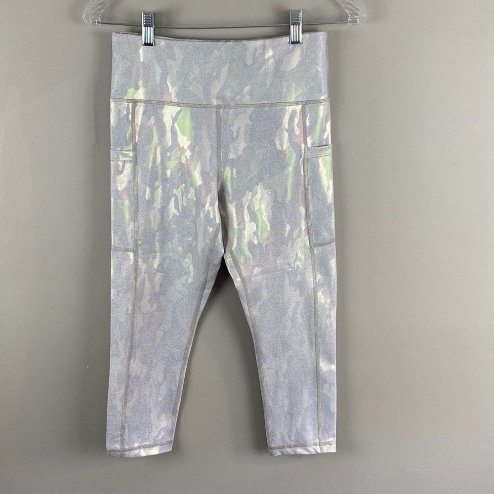 Zyia Womens Silver Metallic Camo Pocket Light n Tight Capri Leggings Size 6-8 - Picture 4 of 13